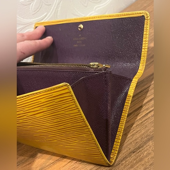 Authentic Louis Vuitton Long Epi Leather Wallet🌷 - Picture 10 of 13